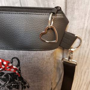 Kleine Handtasche Bulldogge   Umhängetasche grau schwarz rot Tasche mit Anhänger Kunstleder Herz Hund Bild 5