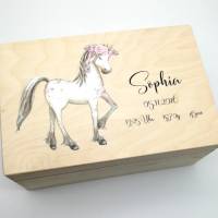 Erinnerungskiste Baby mit Namen "Pferd" Geburtsdatum Erinnerungsbox für Kinder Bild 1