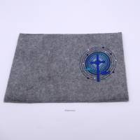 Gotteslob Filzhülle, grau, bestickt mit einem Kreuz und 2 Fischen in einem strahlenden runden Ornament, blau Bild 3