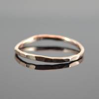 Vorsteck-Ring "Minimalistic gehämmert" handgefertigter Ring aus  585er Roségold Bild 1