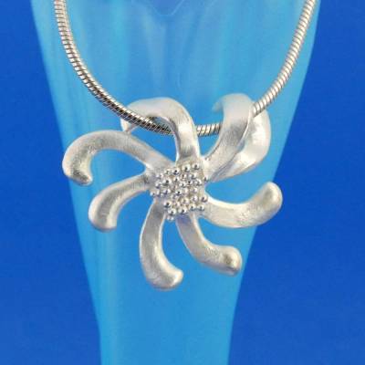 floraler Anhänger aus Argentium-Sterlingsilber Chrysanthemen-Blüte an zarter Schlangenkette