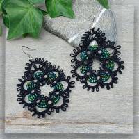 Ohrringe geknotet aus schwarzem Baumwollgarn mit grün schimmernden Glasperlen Edelstahl Ohrhaken Bild 1