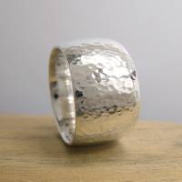 Breiter Bandring "Sledge xl" mit Hammerschlag, breiter, gehämmerter Ring in Silber Bild 1