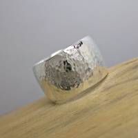 Breiter Bandring "Sledge xl" mit Hammerschlag, breiter, gehämmerter Ring in Silber Bild 2