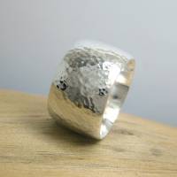 Breiter Bandring "Sledge xl" mit Hammerschlag, breiter, gehämmerter Ring in Silber Bild 3