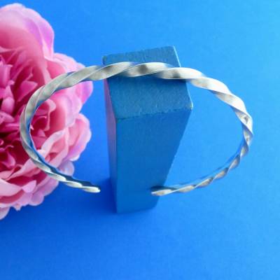 gedrehter Armreif aus Argentium-Sterlingsilber mit seidenmatt gebürsteter Oberfläche