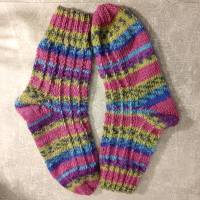 handgestrickte Socken, Größe 38/39, 4fach Sockenwolle, pink lila grün, mit Hebemaschen Bild 1