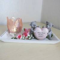 Tischdeko zum Valentinstag mit Windlicht und zwei verliebten Bären Bild 1