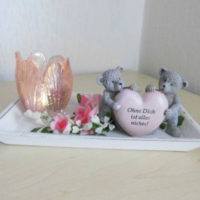 Tischdeko zum Valentinstag mit Windlicht und zwei verliebten Bären