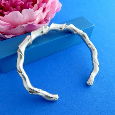 gedrehter breiter Armreif aus Argentium-Sterlingsilber mit gebürsteter Oberfläche