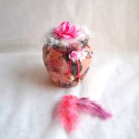 Dekoglas bauchig (Nr. 1) mit Banderole, Stoffblume und Feder, creme-rosa Bild 3
