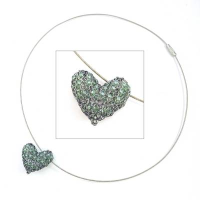 gestricktes HERZ aus graphitfarbenem Kupferdraht mit eisblauen Glasschliffperlen an einem Edelstahl Halsreif
