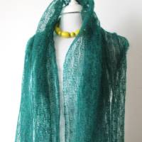 Tuch gestrickt aus Mohair in Smaragdgrün, zarte Stola Hochzeit, elegante Lace-Schal. Geschenk für sie Bild 2