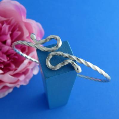 gedrehter Armreif aus Argentium-Sterlingsilber mit Schlangenkopf-Enden und gebürsteter Oberfläche