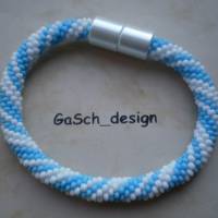 Häkelarmband, gehäkeltes Perlenarmband * Zarte Liebe - weiß und hellblau Bild 1