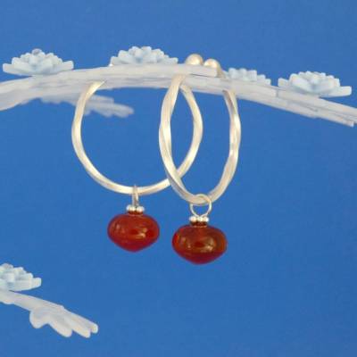 Ohrloch-los Ohrschmuck aus Argentium-Sterlingsilber mit roten polierten Carneol-Zwiebeln