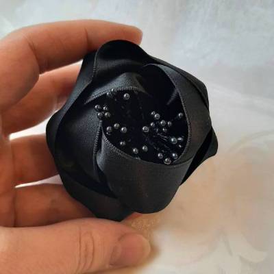 Schwarze Haarblume Kopfschmuck Haarklammer Brosche Satin Blume 