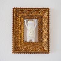 Die Goldbauchunke, Frosch Skulptur, Frosch Figur, Wandobjekt, 3D Bild, weißer Frosch, Goldrahmen Bild 2