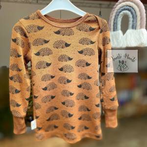 Bio Wolle/Seide Langarmshirt in 50/56 62/68 74/80 86/92 mit halbamerikanischen Ausschnitt -Igel auf Rehbraun -