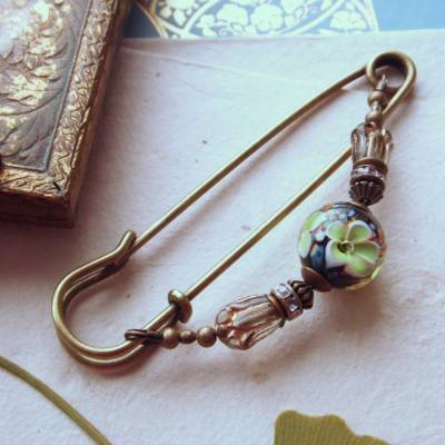 Tuchnadel Limette und Schwarz, Blüten Bronze Sicherheitsnadel N-7-AB-25