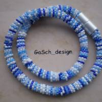 Häkelkette, gehäkelte Perlenkette * Fröhlicher Flickenteppich blau weiß Bild 1
