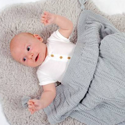 Strickanleitung Babydecke "Luna" mit Quasten in der Größe 55x68cm