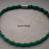 Häkelkette, gehäkelte Perlenkette * Feine Schlangenlinie in emerald Bild 2