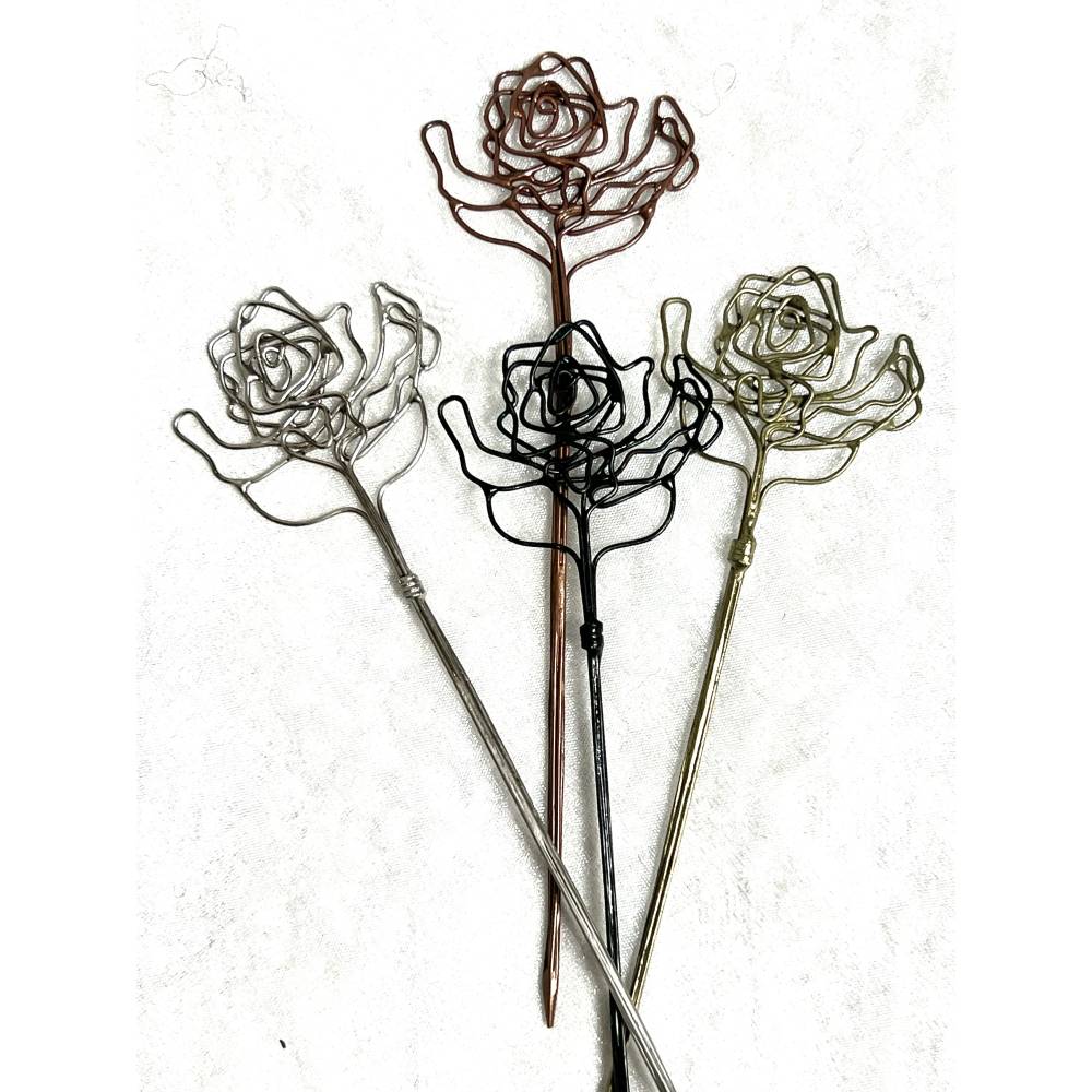 Wunderschöner Stab, entweder als Schließe für grobe Stricksachen, oder als Haarstab. Eine Rose aus Draht gebogen. Bild 1