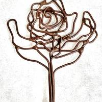 Wunderschöner Stab, entweder als Schließe für grobe Stricksachen, oder als Haarstab. Eine Rose aus Draht gebogen. Bild 4