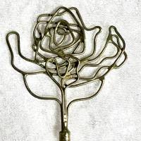 Wunderschöner Stab, entweder als Schließe für grobe Stricksachen, oder als Haarstab. Eine Rose aus Draht gebogen. Bild 5