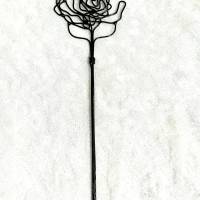 Wunderschöner Stab, entweder als Schließe für grobe Stricksachen, oder als Haarstab. Eine Rose aus Draht gebogen. Bild 6