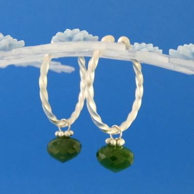 Ohrloch-los Ohrschmuck aus Argentium-Sterlingsilber mit dunkelgrünen facettierten Jade-Zwiebeln