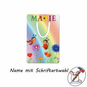 Marienkäfer Lesezeichen mit Name / Schriftartwahl / Aluminium / 5 x 7,5 x 0,07cm / Personalisierbar / Regenbogen Bild 2