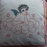 Engel auf Wolke 7,Kissen mit antikem Stoff und handgesticktem Motiv aus Omas Wäscheschrank 40*40 cm Bild 1