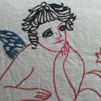 Engel auf Wolke 7,Kissen mit antikem Stoff und handgesticktem Motiv aus Omas Wäscheschrank 40*40 cm Bild 2