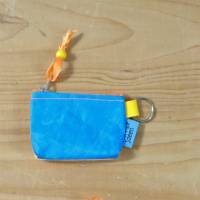 Tampontäschchen oder Geldbeutel m.Schlüsselring, aus  Upcycling-Surfsegel,  mittelblau und orange Bild 1