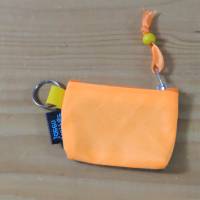 Tampontäschchen oder Geldbeutel m.Schlüsselring, aus  Upcycling-Surfsegel,  mittelblau und orange Bild 2