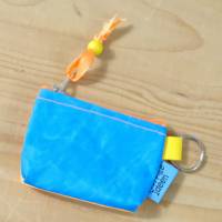 Tampontäschchen oder Geldbeutel m.Schlüsselring, aus  Upcycling-Surfsegel,  mittelblau und orange Bild 3