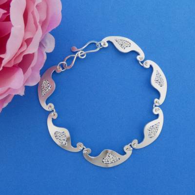 maritimes Glieder-Armband aus Argentium-Sterlingsilber mit stilisierten Schiffchen verziert mit winzigen Silberkugeln