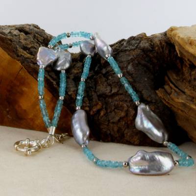 hellblauer Apatit mit grauer Barockperle Süßwasser Silber Karabinerverschluss 57 cm lang