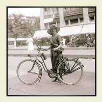 Frau mit Fahrrad 1921- Kurier Kunstdruck Poster -  Fotokunst - schwarz-weiss Fotografie sepia Vintage Bild 1