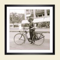 Frau mit Fahrrad 1921- Kurier Kunstdruck Poster -  Fotokunst - schwarz-weiss Fotografie sepia Vintage Bild 3