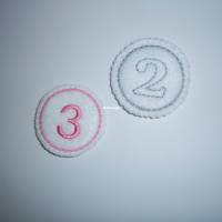 Zahlenbutton für Geburtstagskrone, in Wunschfarbe auf weißen Filz gestickt zum austauschen als Ergänzung,. Bild 1