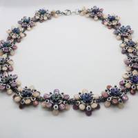 Filigranes Blümchen-Collier mit Pip-Beads in zartem Puder und Lila, gefädelt Bild 2