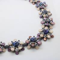 Filigranes Blümchen-Collier mit Pip-Beads in zartem Puder und Lila, gefädelt Bild 3