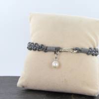 graues Lederarmband geflochten mit Perle Schnappverschluss aus Edelstahl Bild 3