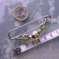 Kiltnadel Limettengrün und Schwarz -  silberfarbene Tuchnadel mit edlen Glasperlen Blatt und Blüten Bild 3