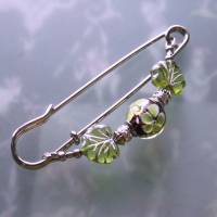 Kiltnadel Limettengrün und Schwarz -  silberfarbene Tuchnadel mit edlen Glasperlen Blatt und Blüten Bild 4