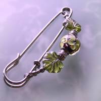 Kiltnadel Limettengrün und Schwarz -  silberfarbene Tuchnadel mit edlen Glasperlen Blatt und Blüten Bild 6