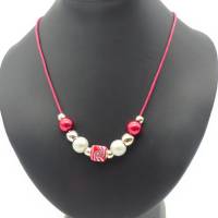Collier, Halskette gefädelt aus Perlen auf Textilband, rot silber weiss , 42 + 3 cm, Perlenkette, Großlochperle, Schmuck Bild 1